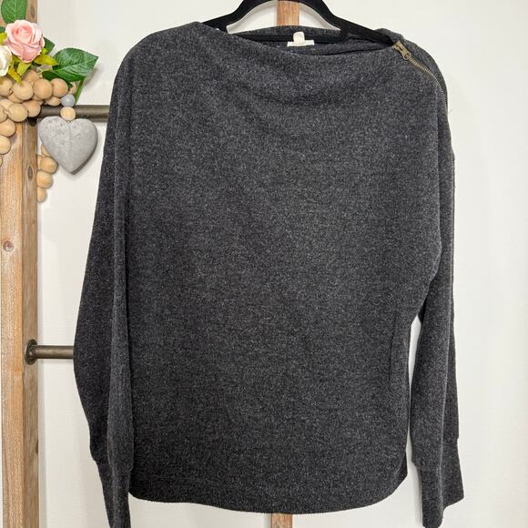 Hem and Thread Long Sleeve Gray Sweater Size Medium - Picture 3 of 10